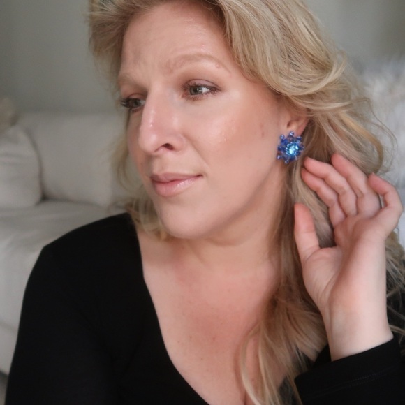 Vintage Weiss Aurora Borealis Rhinestone Clip Earrings Blue Flower Cluster Star - Picture 3 of 14